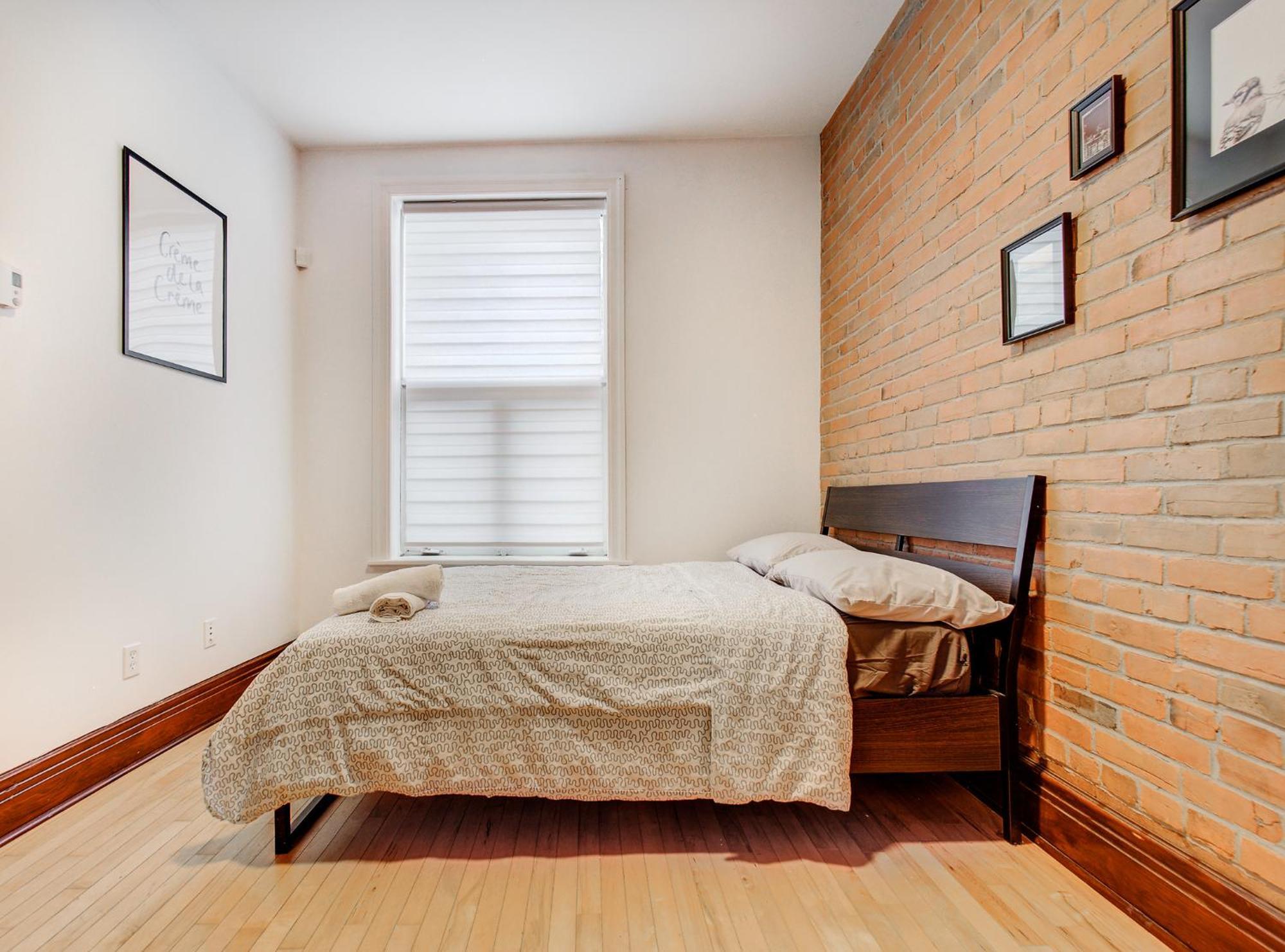 Great 3b Unit On Saint-urbain Montreal