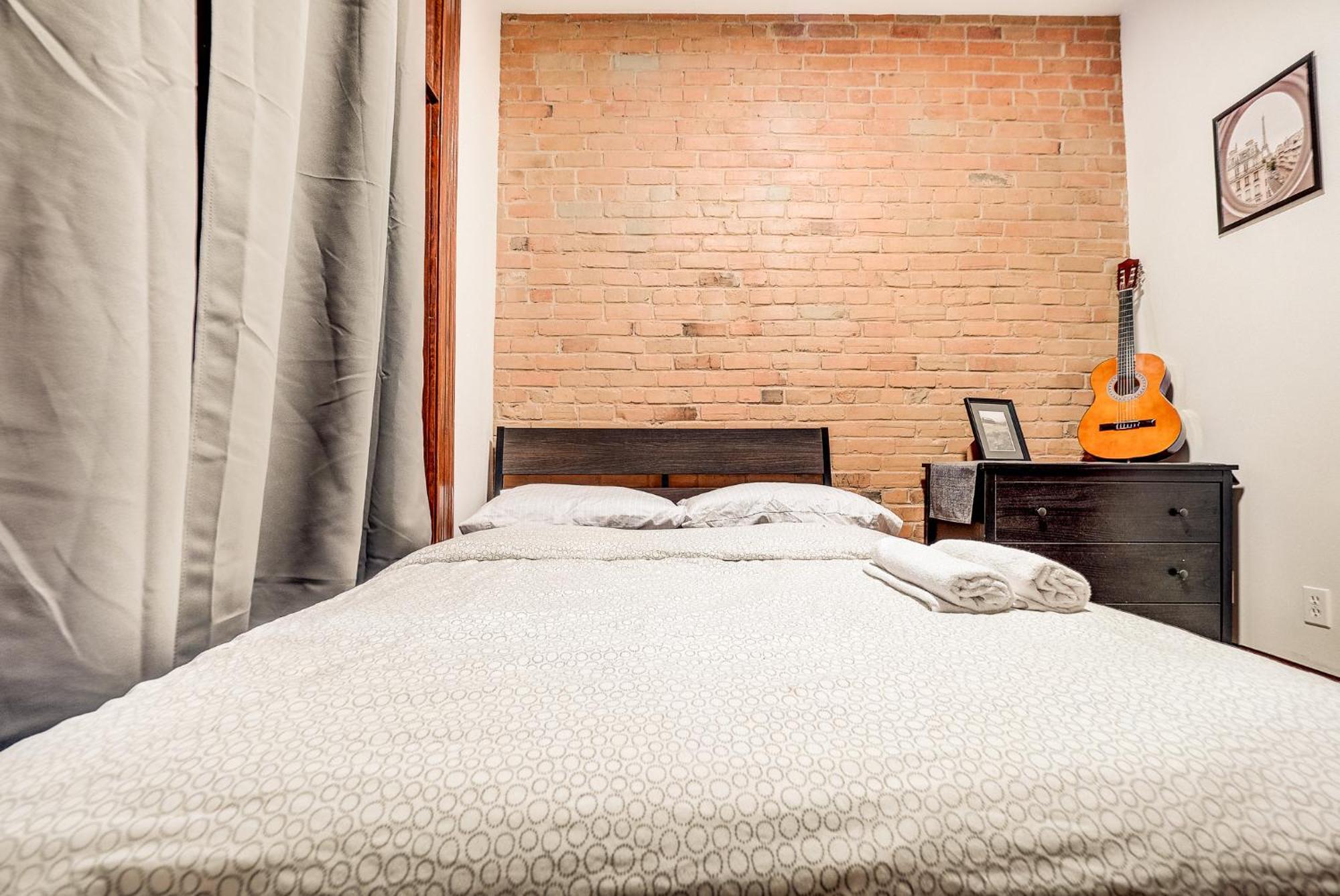 Great 3b Unit On Saint-urbain Montréal